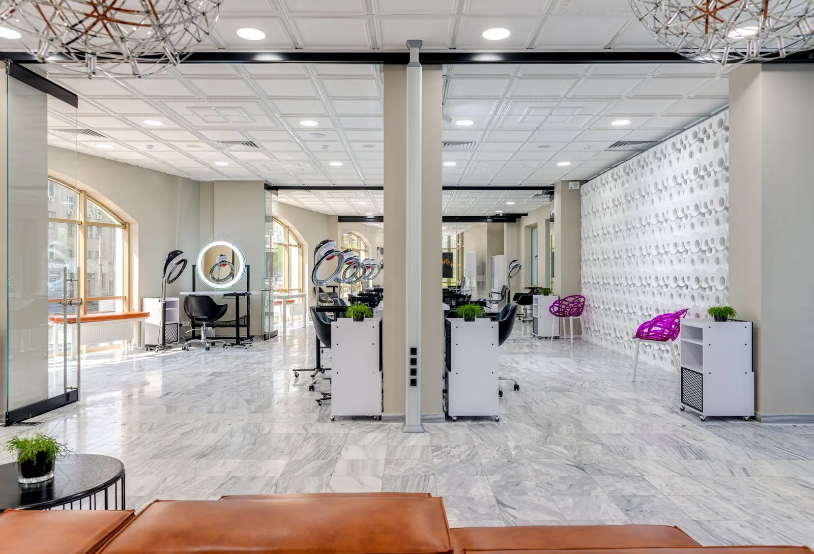 Intérieur chaleureux du salon de coiffure, mobilier élégant et lumière naturelle