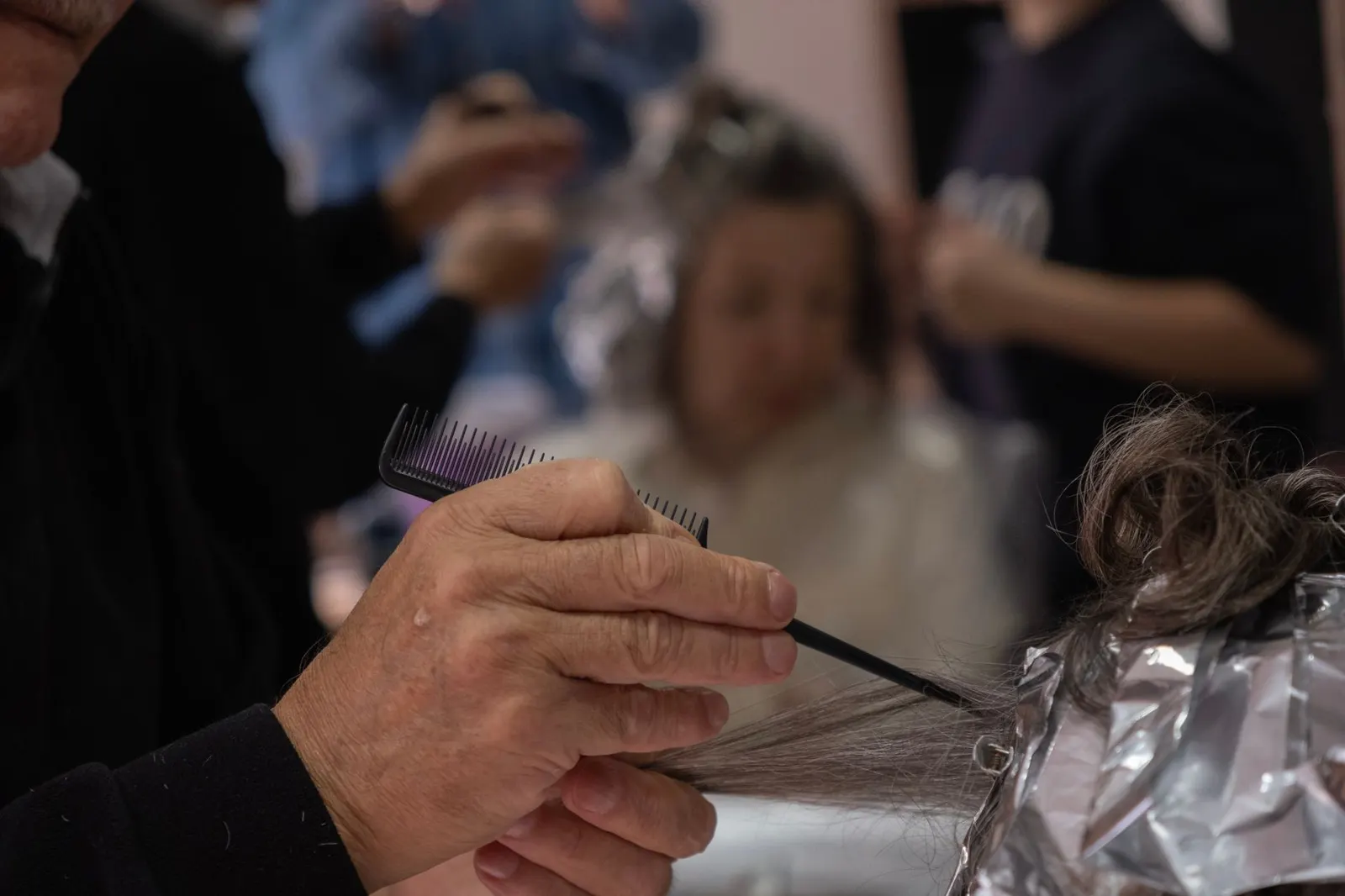Bac de lavage noir et vasque blanche dans le salon de coiffure moderne
