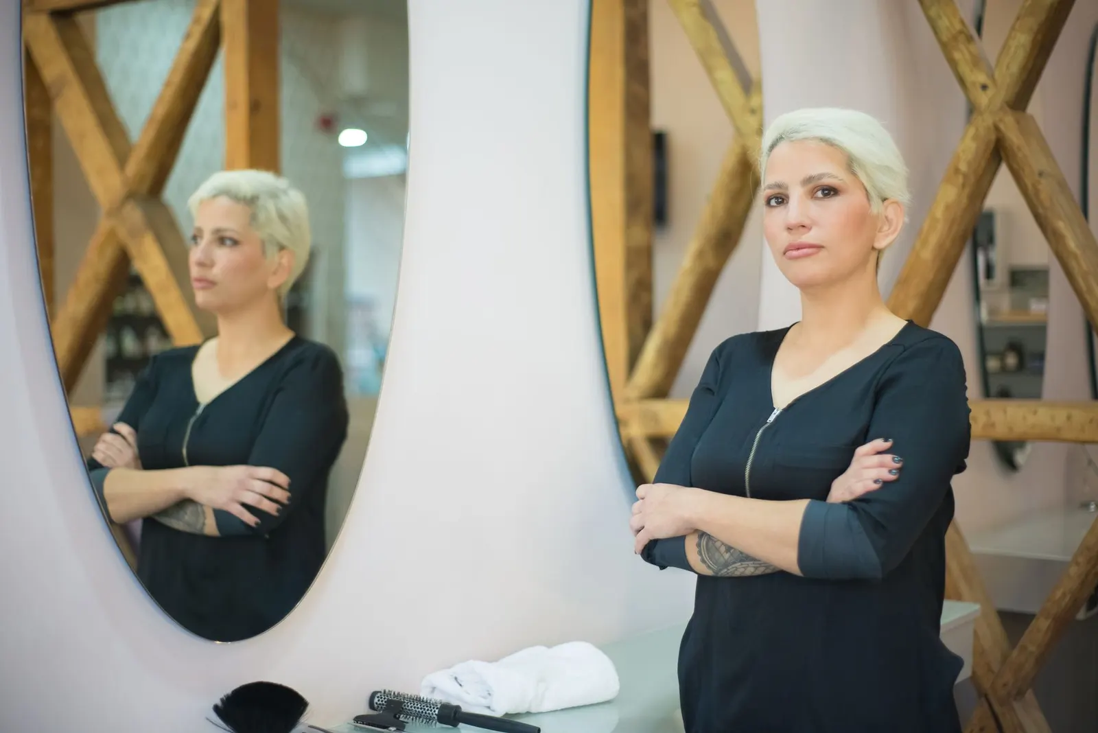Fauteuils en cuir et bacs de lavage dans le salon spacieux